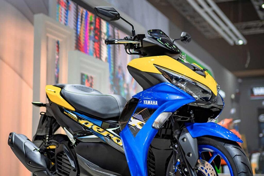 motor aerox 125 berwarna kuning biru milik halo